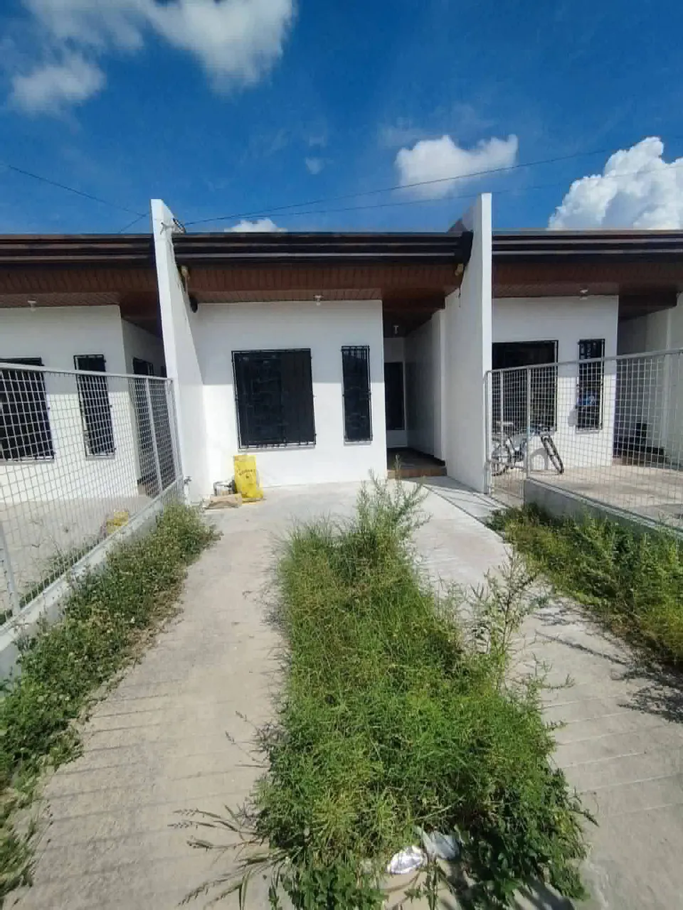 2-BR Apartment with Split-Type AC in Pioneer Village, Lagao