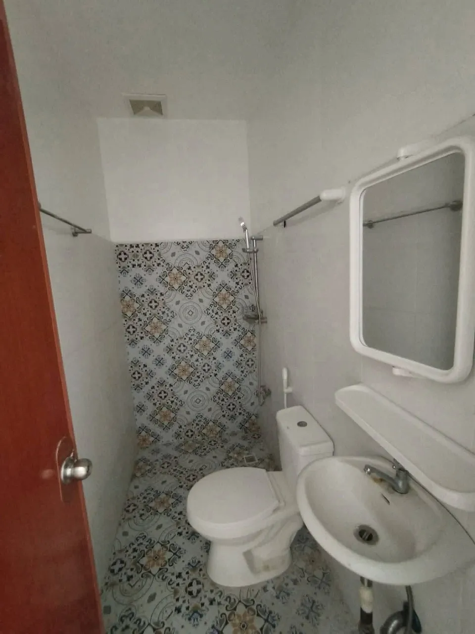 2-BR Apartment with Split-Type AC in Pioneer Village, Lagao